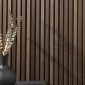 Panneau tasseaux bois Vertigo 250x30x1 cm - Chêne foncé sur feutrine noire